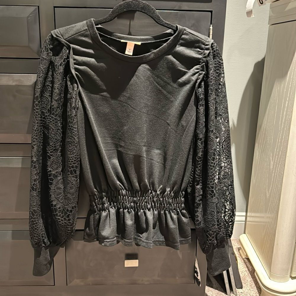 Willow and root size m from buckle! Lace sleeves. Peplum top!